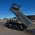 Tandem-axle tipper trailer with the bed raised