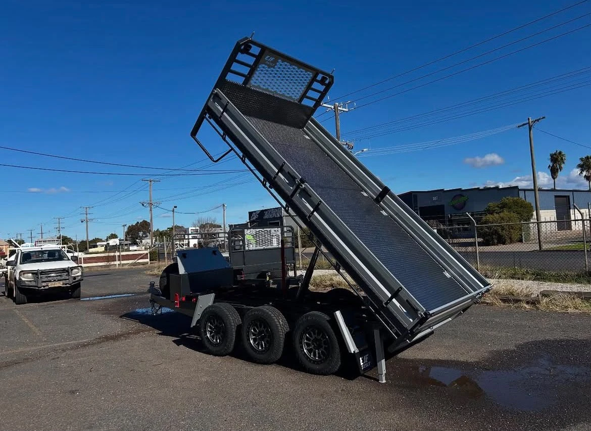 Tandem-axle tipper trailer with the bed raised